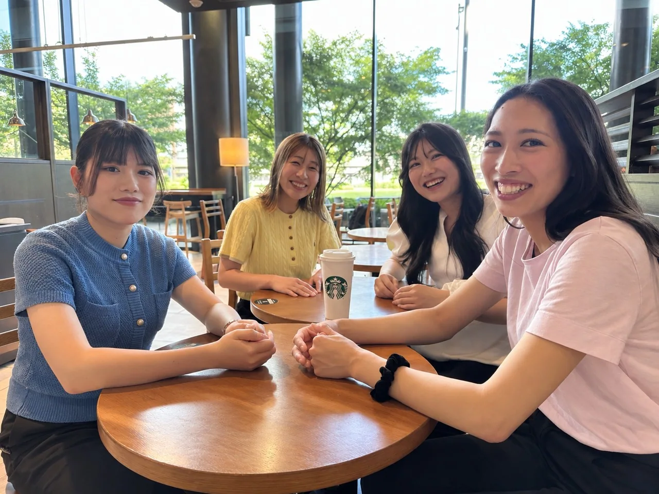 カフェのテーブルを囲む4人