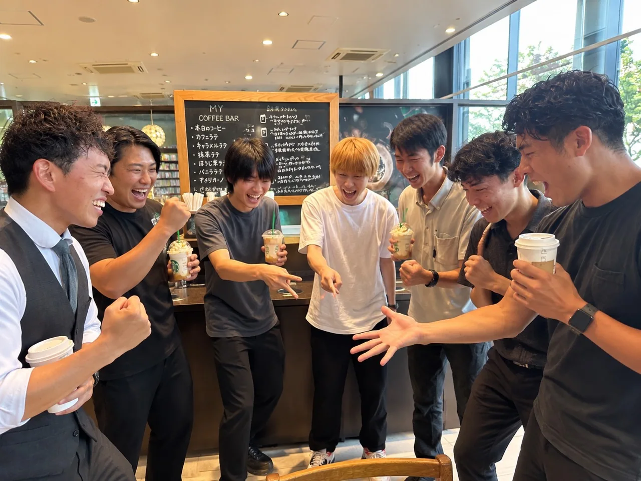 飲み物を手にじゃんけんをする7人