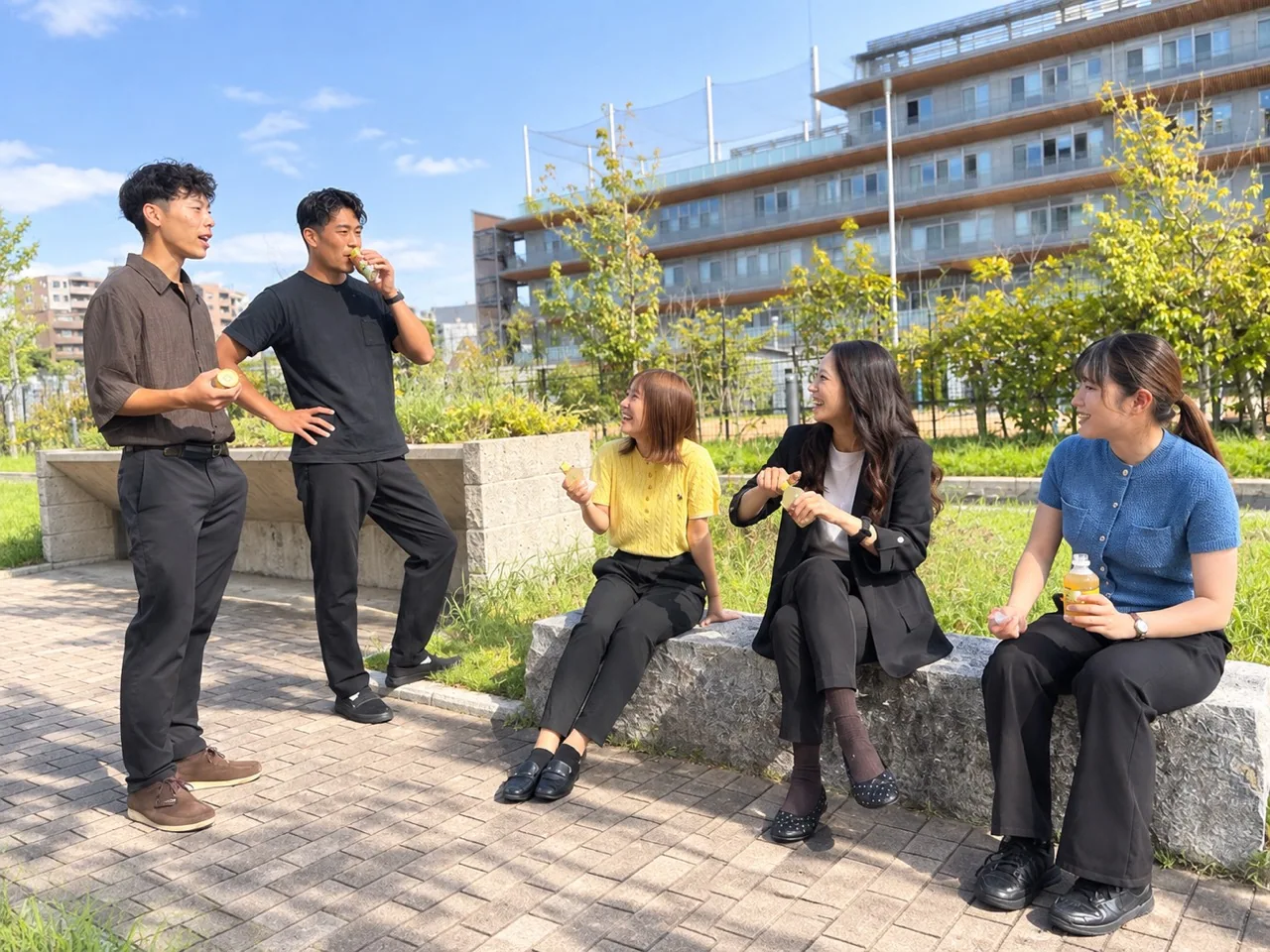 屋外で飲食しながら会話する5人