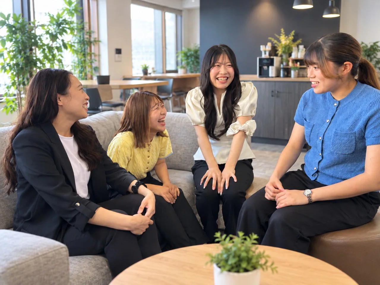 ソファに集まって談笑する4人
